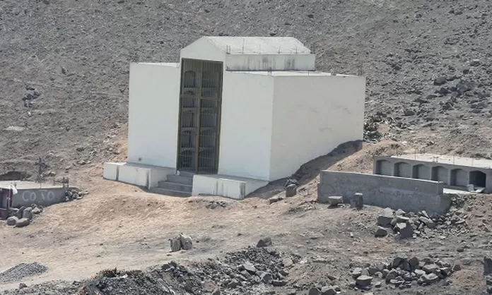 مقبرهی برپا شده توسط سندرو لومینوسو برای گرامیداشت مردگانش مقبرهی برپا شده توسط سندرو لومینوسو برای گرامیداشت مردگانش
